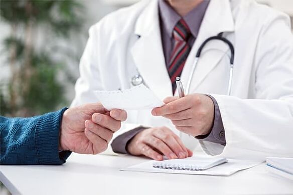 Der Arzt gibt Ratschläge zur Behandlung von Prostatitis.